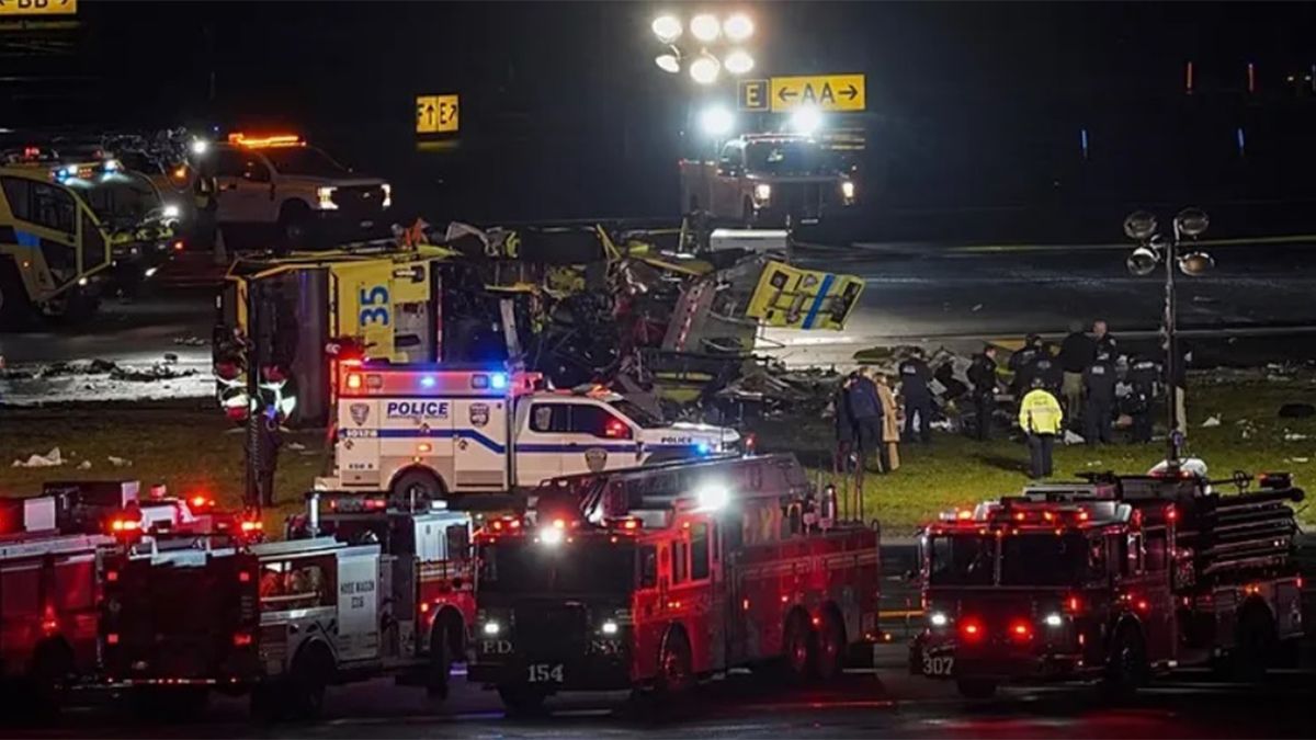 El choque entre un avión de pasajeros y un camión de bomberos provocó la muerte de los dos pilotos y decenas de heridos.