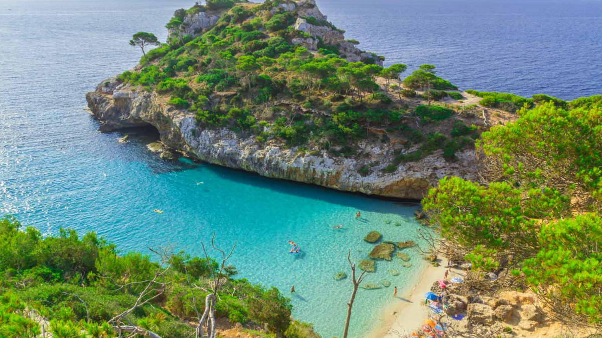 Las Islas Baleares en España se han convertido a lo largo de los años en uno de los destinos más elegidos del Mediterráneo. Las Islas Baleares en España se han convertido a lo largo de los años en uno de los destinos más elegidos del Mediterráneo.