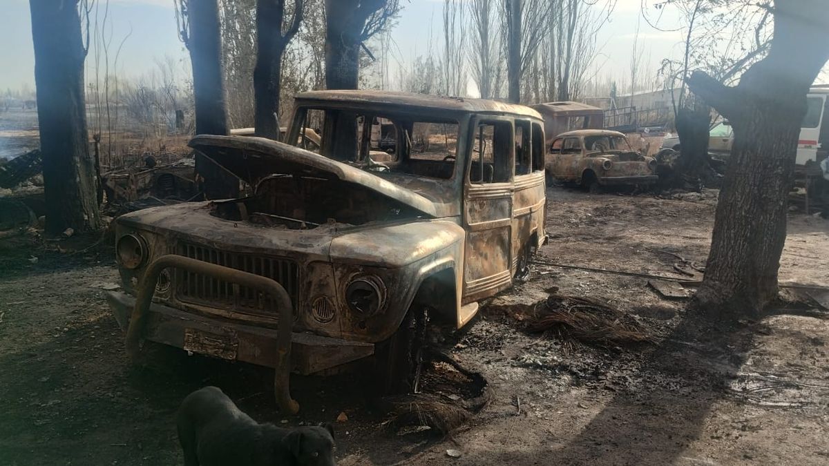 Un taller mecánico del barrio fue afectado por las llamas, se quemaron 4 autos, la mayoría de clientes. Un taller mecánico del barrio fue afectado por las llamas, se quemaron 4 autos, la mayoría de clientes.