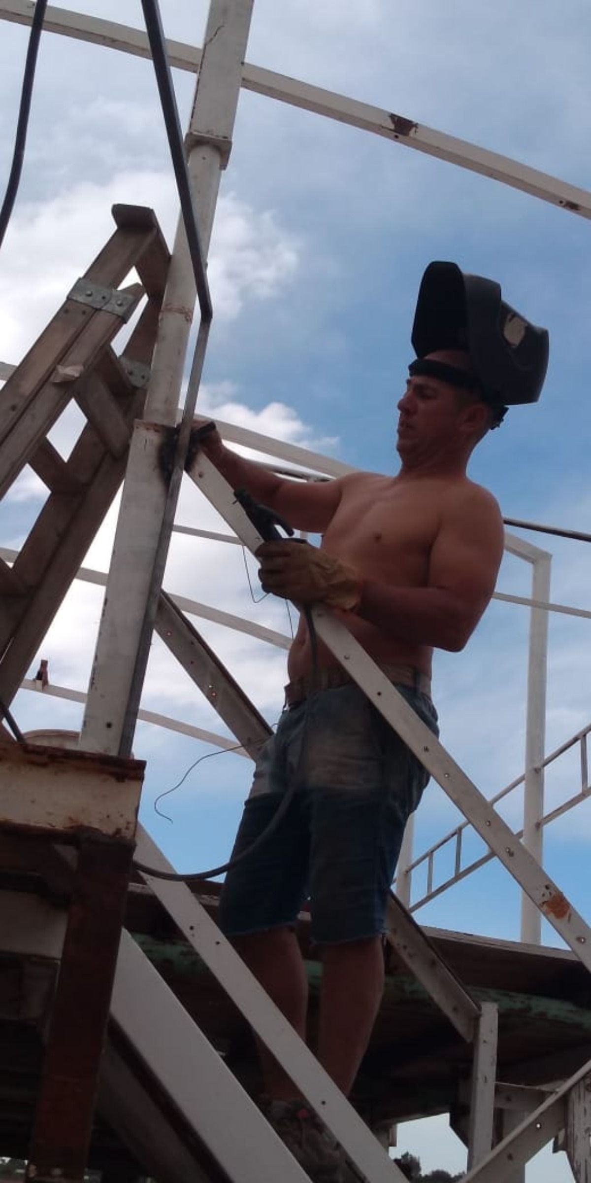 El profesor de teatro -y capitán- Gabriel Puebla trabajando en su proyecto de restauración. El profesor de teatro -y capitán- Gabriel Puebla trabajando en su proyecto de restauración.