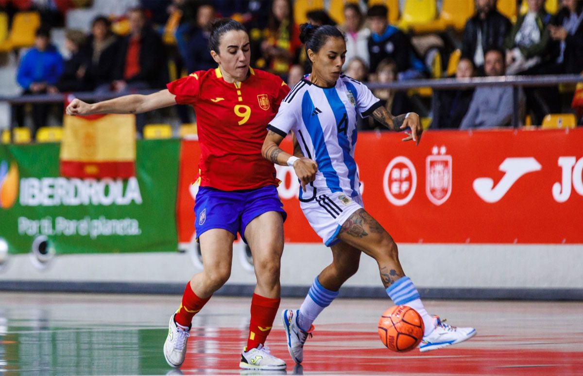 La selección argentina de futsal, con Ana Ontiveros y Mailén Romero, no pudo con España