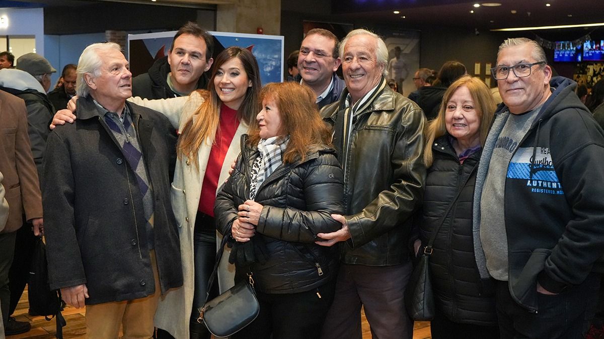 Empleados históricos de Canal 7: al avant premiere fueron invitados empleados ya jubilados, que asistieron emocionados junto a sus familias, Empleados históricos de Canal 7: al avant premiere fueron invitados empleados ya jubilados, que asistieron emocionados junto a sus familias,