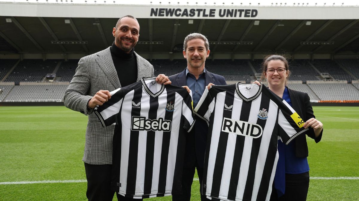 Estas son las nuevas camisetas del Newcastle que transforma las vibraciones acústicas en táctiles para los hinchas hipoacúsicos.