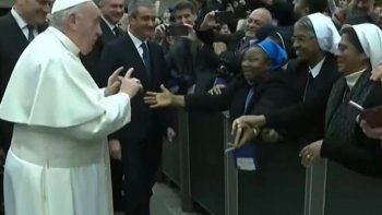 Video: el Papa le hizo una broma a una monja que lo quiso saludar con un beso