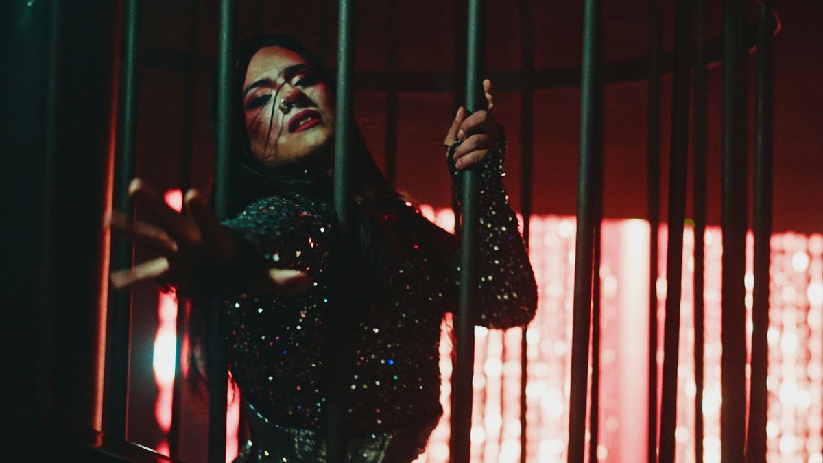 LA JAULA se inaugura este viernes 25 de septiembre, un nuevo club alternativo en Mendoza. Una propuesta disruptiva que&nbsp;ofrecerá arte, performance y música vanguardista con drag queens y bailarines.