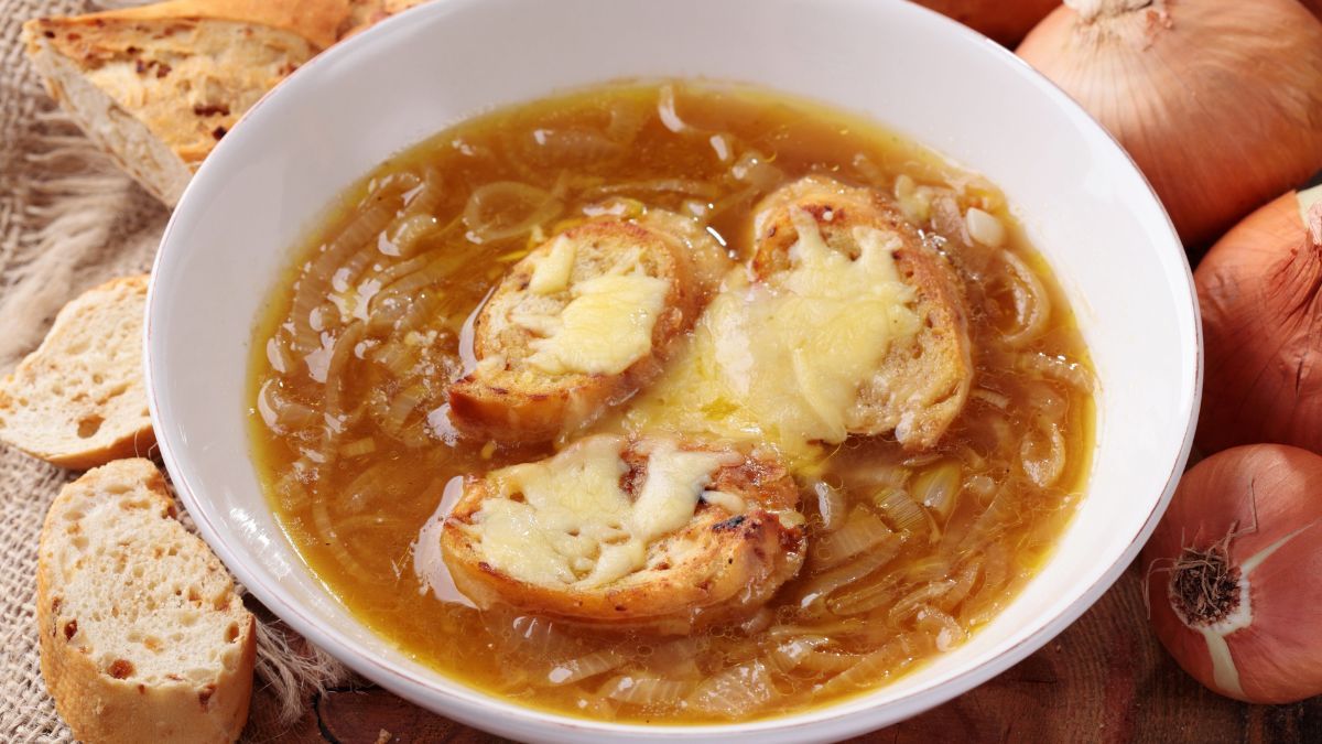Sopa de cebolla, la receta francesa paso a paso.