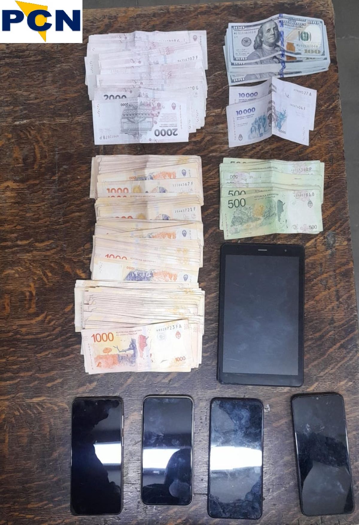 En el Jeep Renegade se hallaron $400.000, 900 dólares y 13 teléfonos celulares. En el Jeep Renegade se hallaron $400.000, 900 dólares y 13 teléfonos celulares.