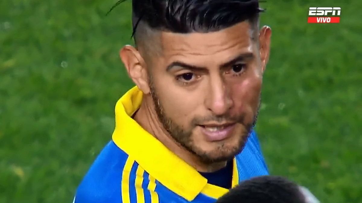 Carlos Zambrano apareció con el rostro hinchado en el partido entre Boca y Racing, lo que supuso que sí hubo una pelea con Darío Benedetto.