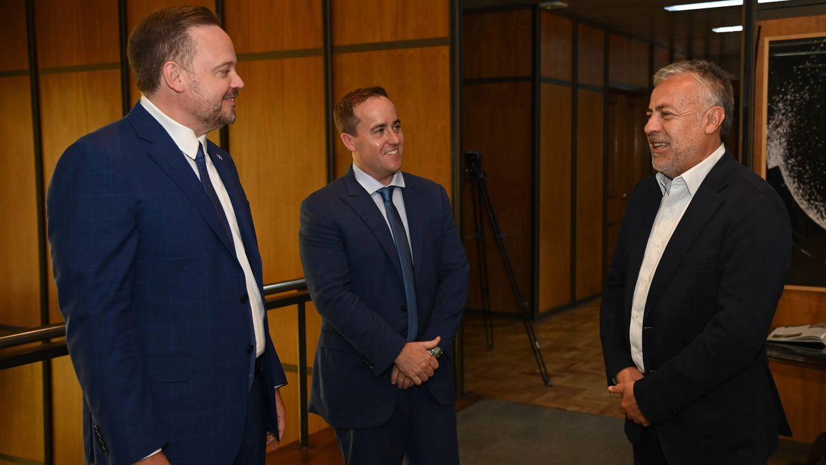 Los nuevos directivos de IMPSA junto al gobernador Cornejo, cuando se efectivizó la privatización en febrero pasado. 