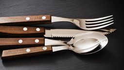 Por qué los cubiertos de madera no son la mejor opción para la cocina. Por qué los cubiertos de madera no son la mejor opción para la cocina.