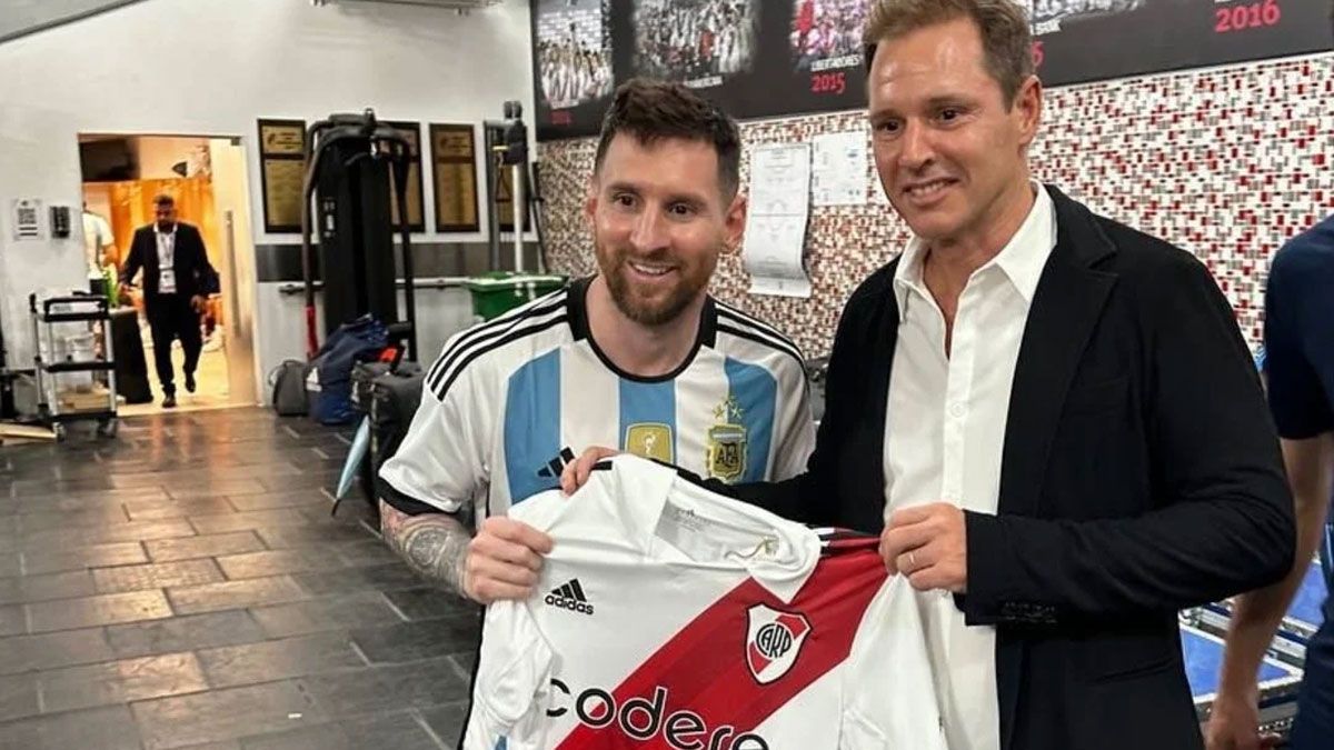 Lionel Messi y Jorge Brito posan con la camiseta de River.
