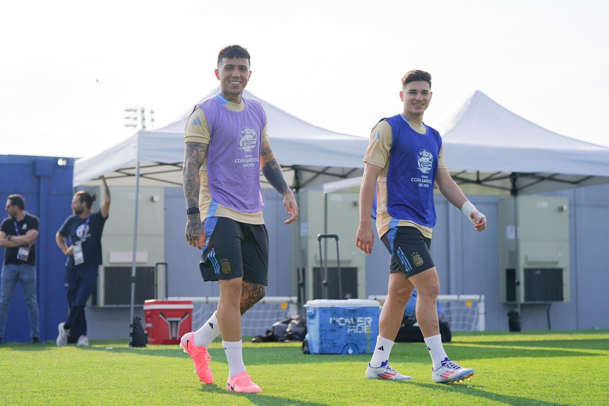 Enzo Fernández y Julián Álvarez serían titulares en la Selección argentina en la semifinal de la Copa América. Enzo Fernández y Julián Álvarez serían titulares en la Selección argentina en la semifinal de la Copa América.