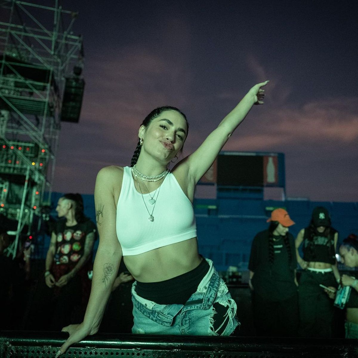 Pantalón desprendido y culotte a la vista, la foto privada de Lali que voló todo por los aires.