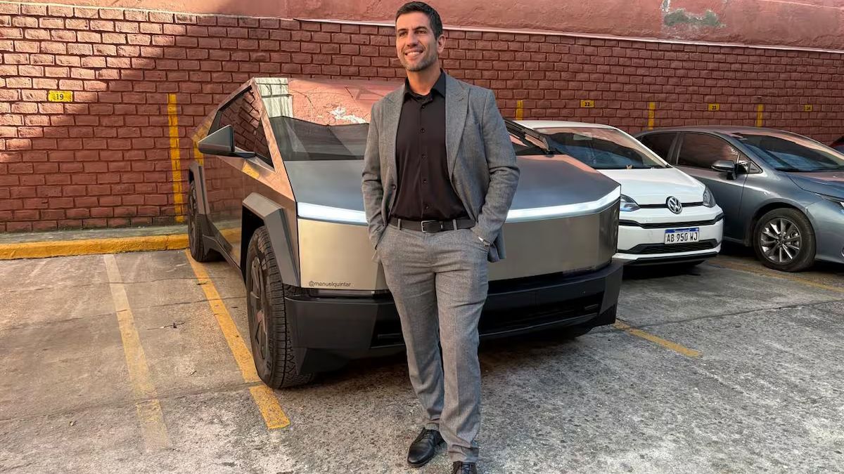 La anécdota de Javier Milei surgió a raíz de lo ocurrido con el legislador Manuel Quintar, quien llegó al Congreso en su Tesla sin siquiera patente ni papeles. La anécdota de Javier Milei surgió a raíz de lo ocurrido con el legislador Manuel Quintar, quien llegó al Congreso en su Tesla sin siquiera patente ni papeles.