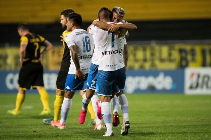 Almada y Centurión celebran el gol de Vélez en Montevideo.