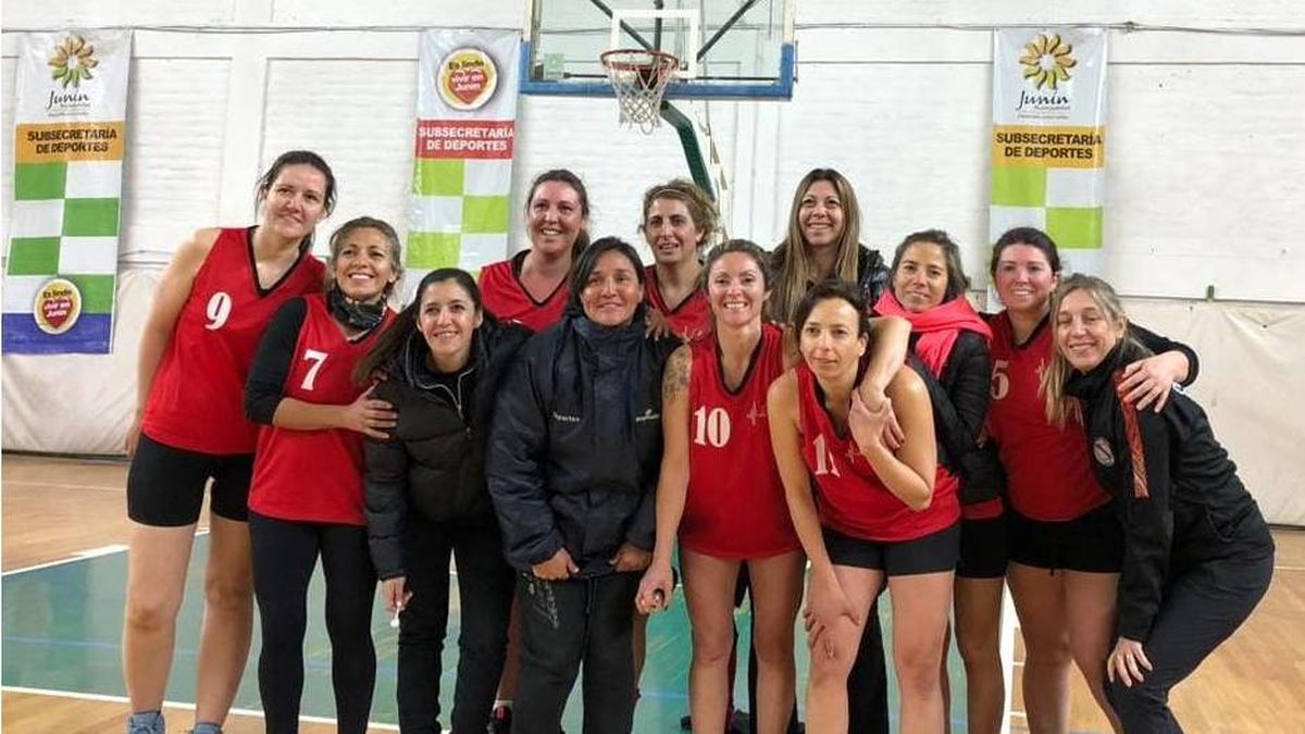 Equipo femenino de básquet del club Obras Sanitarias. Todas madres, profesionales, trabajadoras y con tiempo para ellas. Equipo femenino de básquet del club Obras Sanitarias. Todas madres, profesionales, trabajadoras y con tiempo para ellas.