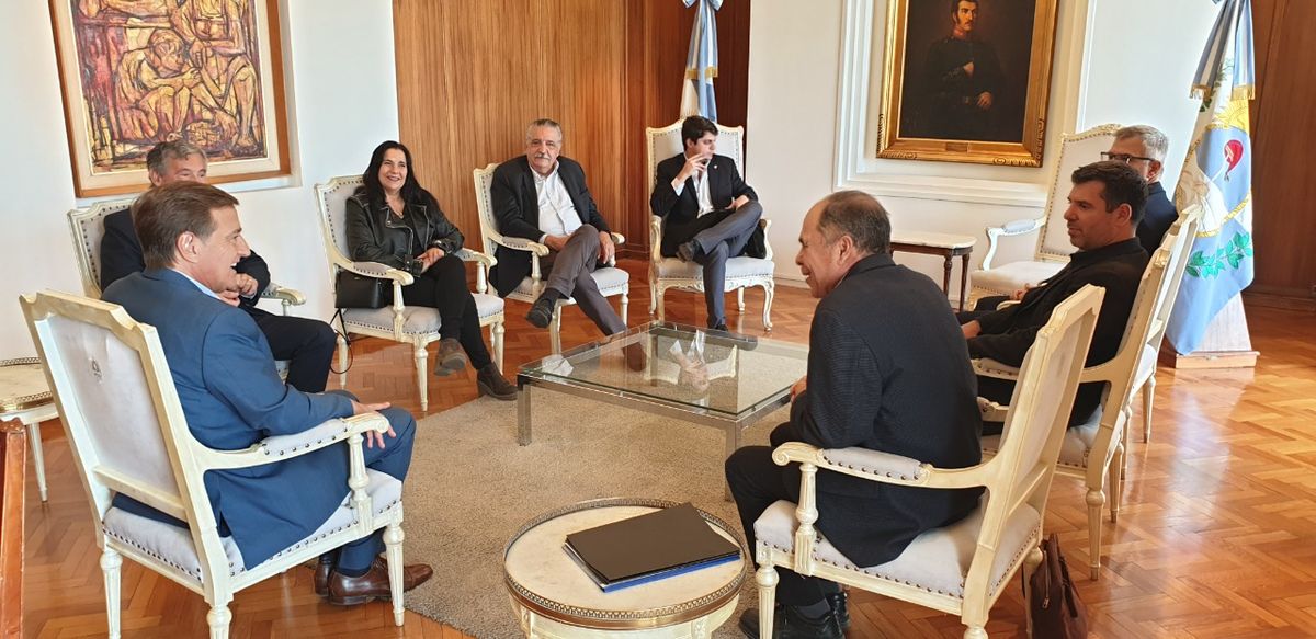 El gobernador Rodolfo Suarez recibió a representantes de distintos organismos que conforman la Unidad Mixta para el Desarrollo y la Sustentabilidad del Sistema Agroalimentario Regional (SAR), quienes sentaron postura de a qué destinar los fondos de Portezuelo del Viento, si es que la obra no se hace.