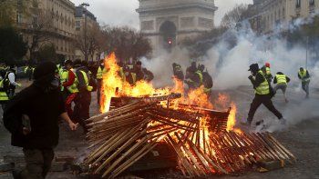 París fue un caos por una batalla campal contra la suba de combustibles
