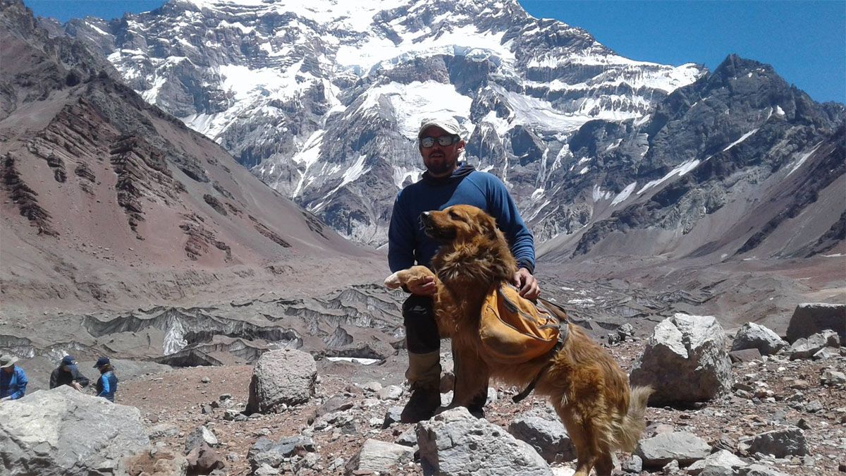 Nacho Lucero y su perro de asistencia Oro, quienes se volvieron inseparables en miles de aventuras en la montaña.