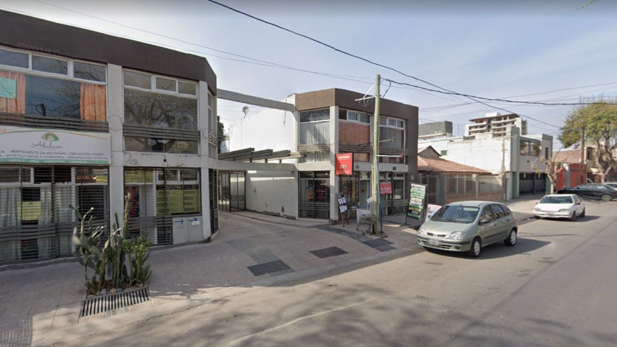 En un local de ropa de este pequeño complejo de locales y departamentos de San José fue asaltado el empleado de una tienda de ropa por dos sujetos armados.