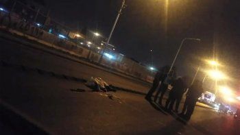 El crudo relato de un testigo que vio todo: una mujer murió aplastada por un camión tras ¿caer? de un auto en movimiento