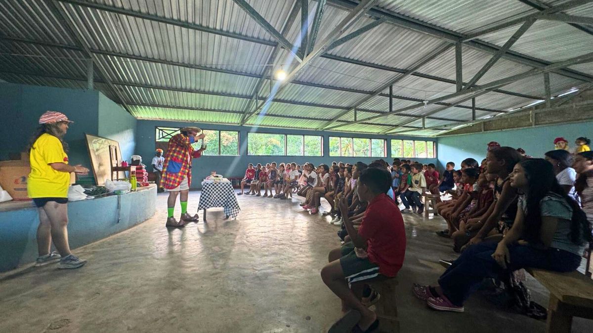 La pobreza y el analfabetismo conmueven en esta pequeña villa hondureña donde el mendocino llevó teatro y alegría. La pobreza y el analfabetismo conmueven en esta pequeña villa hondureña donde el mendocino llevó teatro y alegría.
