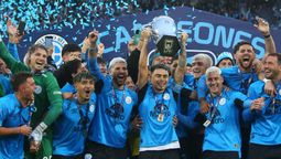 Belgrano alzó su primer trofeo en el fútbol argentino.
