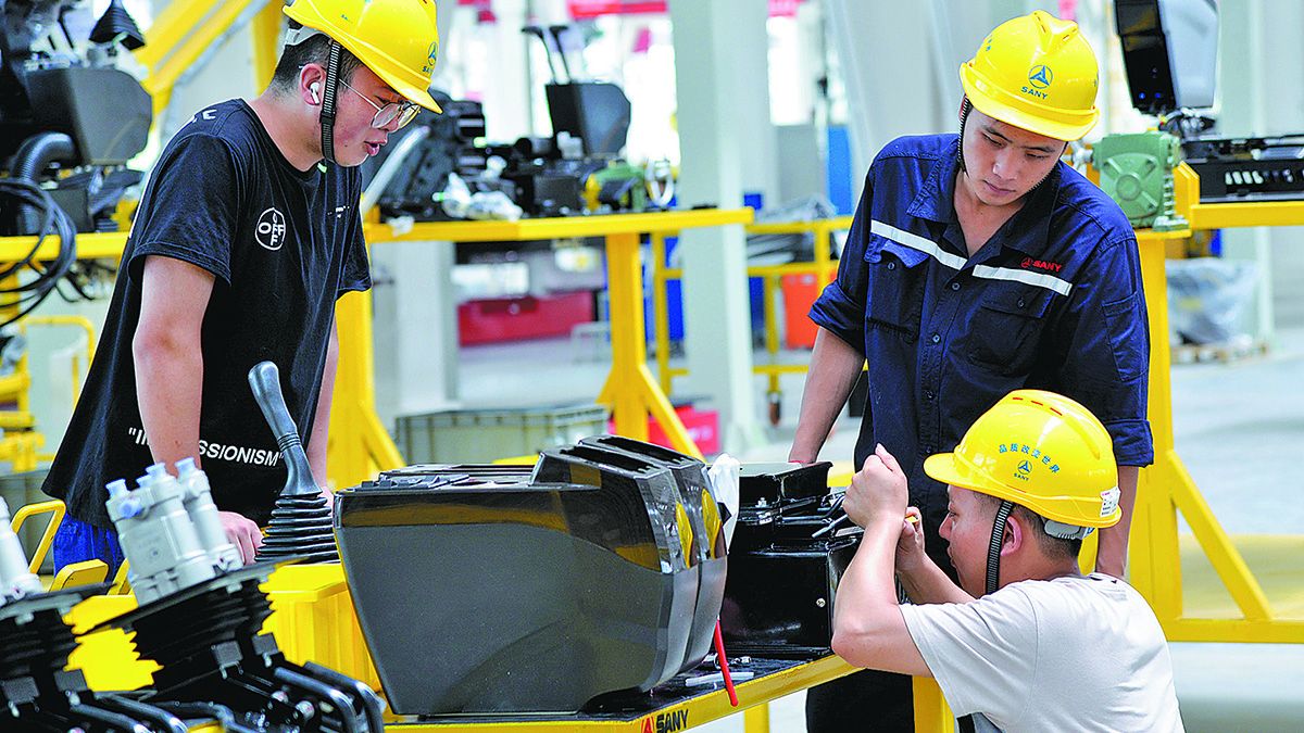 Unos empleados trabajan en la fábrica “faro” de la compañía de maquinaria china Sany Heavy Industry en Chongqing. XU QIN / XINHUA