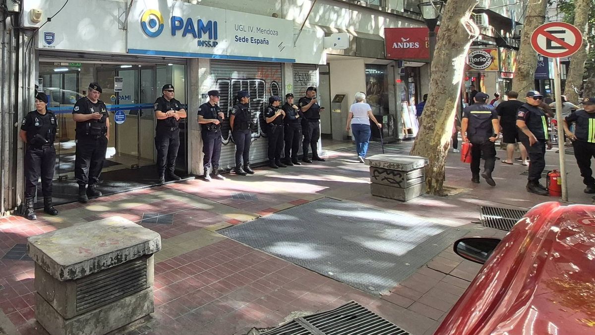 Hubo una importante presencia policial en la delegación del PAMI. Hubo una importante presencia policial en la delegación del PAMI. 