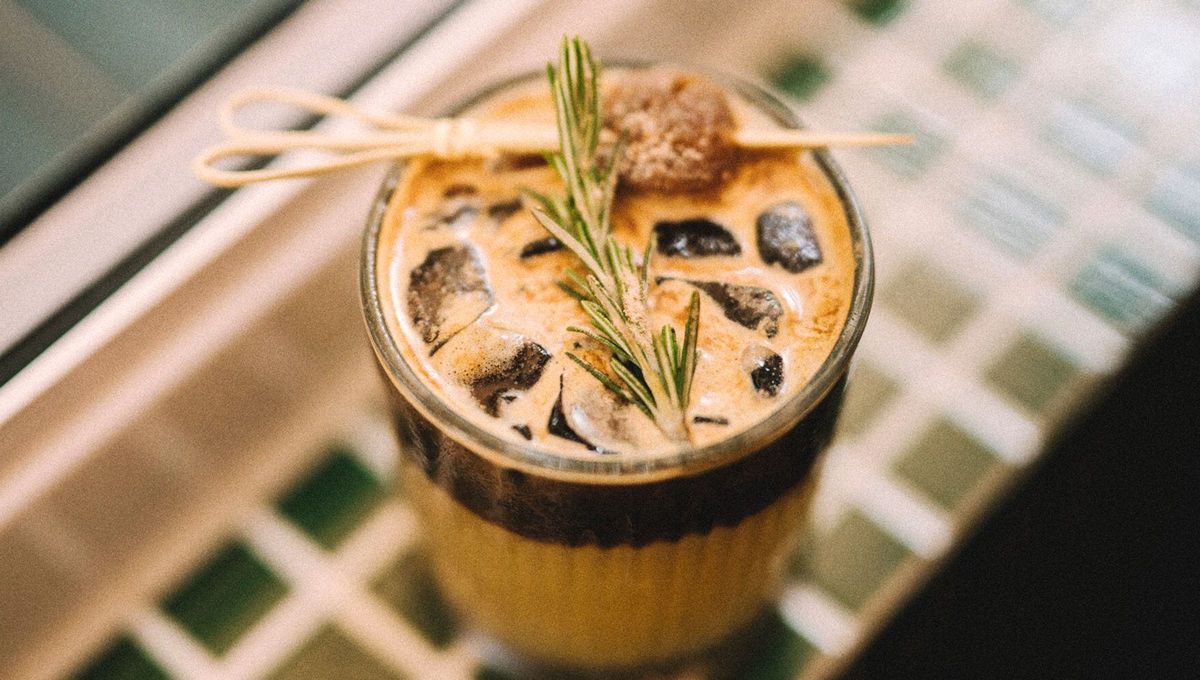 Mezclar café con romero: por qué recomiendan hacerlo y para qué sirve
