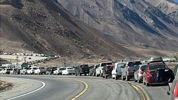 Los días previos al Año Nuevo de 2025, un viaje de poco más de 400 kilómetros entre Mendoza y Viña del Mar llegó a durar 20 horas: 6 de viaje y 14 de espera para hacer los trámites de aduana.&nbsp;