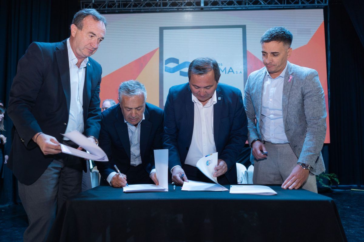 El acuerdo fue rubricado por el vicerrector de la UNCuyo, Gabriel Fidel; el gobernador Alfredo Cornejo; el presidente de la Asociación de Industriales Metalúrgicos de Mendoza (Asinmet), Fabián Solís, y el intendente de Guaymallén, Marcos Calvente. El acuerdo fue rubricado por el vicerrector de la UNCuyo, Gabriel Fidel; el gobernador Alfredo Cornejo; el presidente de la Asociación de Industriales Metalúrgicos de Mendoza (Asinmet), Fabián Solís, y el intendente de Guaymallén, Marcos Calvente.