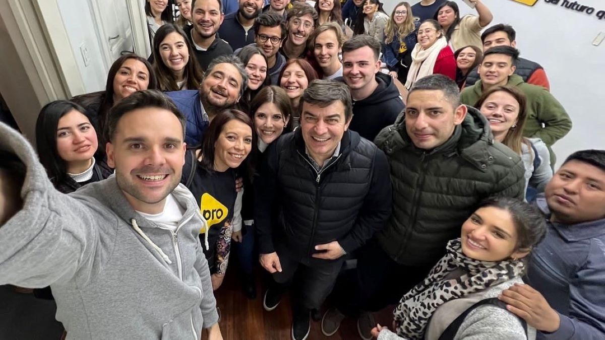 De Marchi en la Fundación Pensar, el think tank del PRO mendocino. La selfie es tomada por el senador local Gabriel Pradines y más atrás se ve al presidente del partido, Álvaro Martínez.