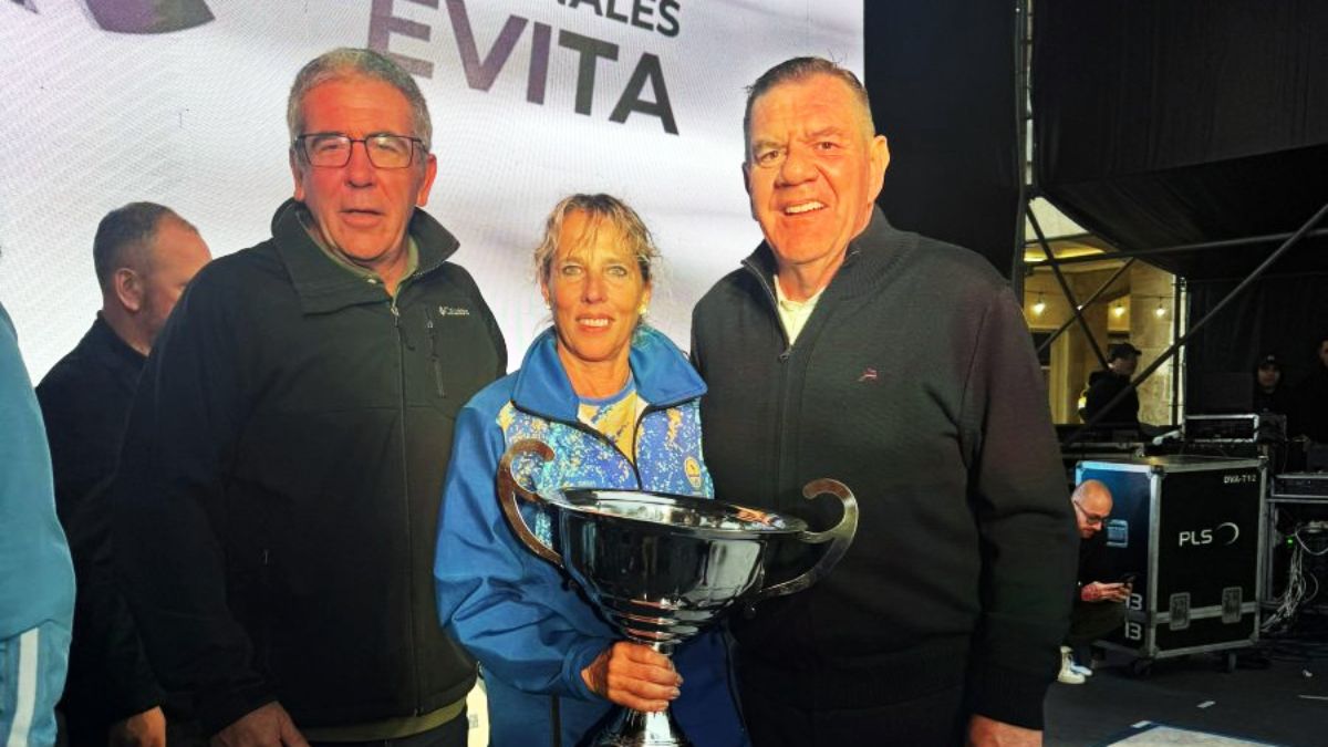 Federico Chiapetta y Viviana Balzarelli de la Subsecretar&iacute;a de Deportes de Mendoza, posan con el intendente de Mar del Plata Guillermo Montenegro, con la Copa Juego Limpio que ganaron nuestros atletas en los Juegos Evita 2025.