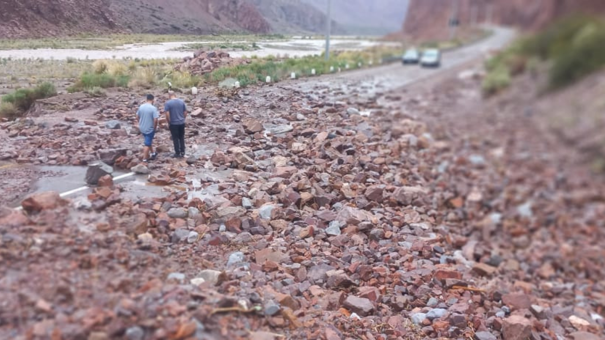 Las rocas desprendidas quedaron en la ruta impidiendo el cruce. Las rocas desprendidas quedaron en la ruta impidiendo el cruce.