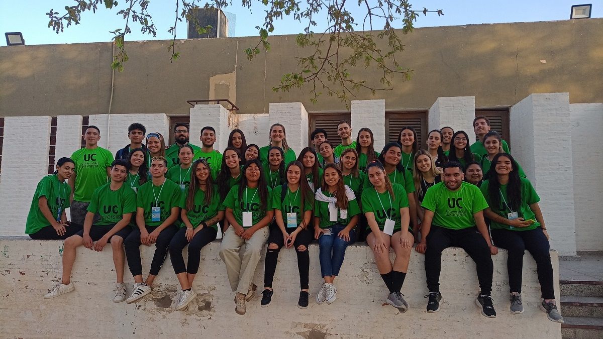 Los estudiantes de la UCongreso que participaron en los Juegos Universitarios.