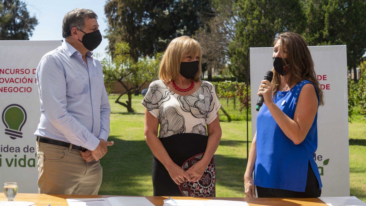 El intendente Daniel Orozco, Margarita Viel y Gabriela Alé, del Programa Vendimia Solidaria, que respalda la Fundación Grupo América.