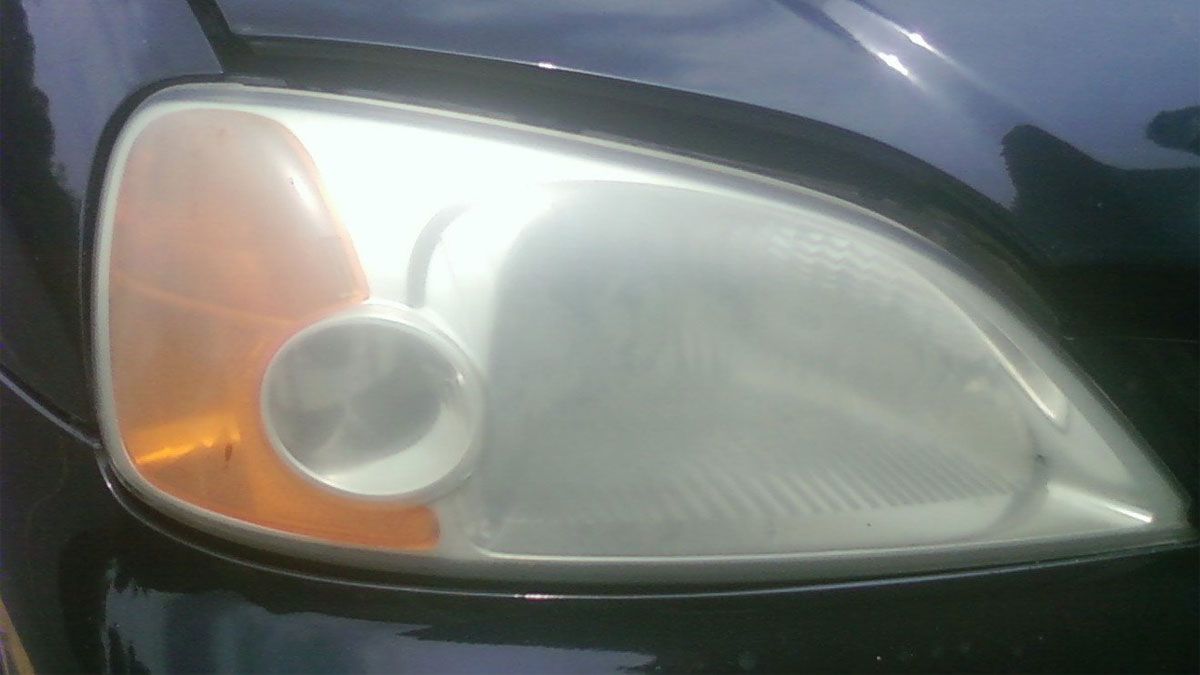 Las ópticas del auto se pueden limpiar fácilmente, con un par de trucos secretos. Las ópticas del auto se pueden limpiar fácilmente, con un par de trucos secretos.