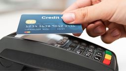 ¿Qué pasa si debo plata en la tarjeta de crédito y me quedo sin trabajo?