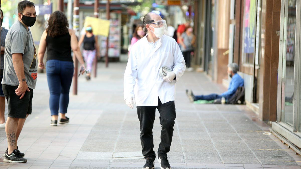 Uno de los criterios que fija Nación para hablar de riesgo epidemiológico de los departamentos, es la relación de los casos registrados en los últimos 14 días y los que se registraron los 14 días anteriores. Según el dato oficial en el Gran Mendoza ese cociente es de 1.4 y la Nación fijaba como máximo 1.2.