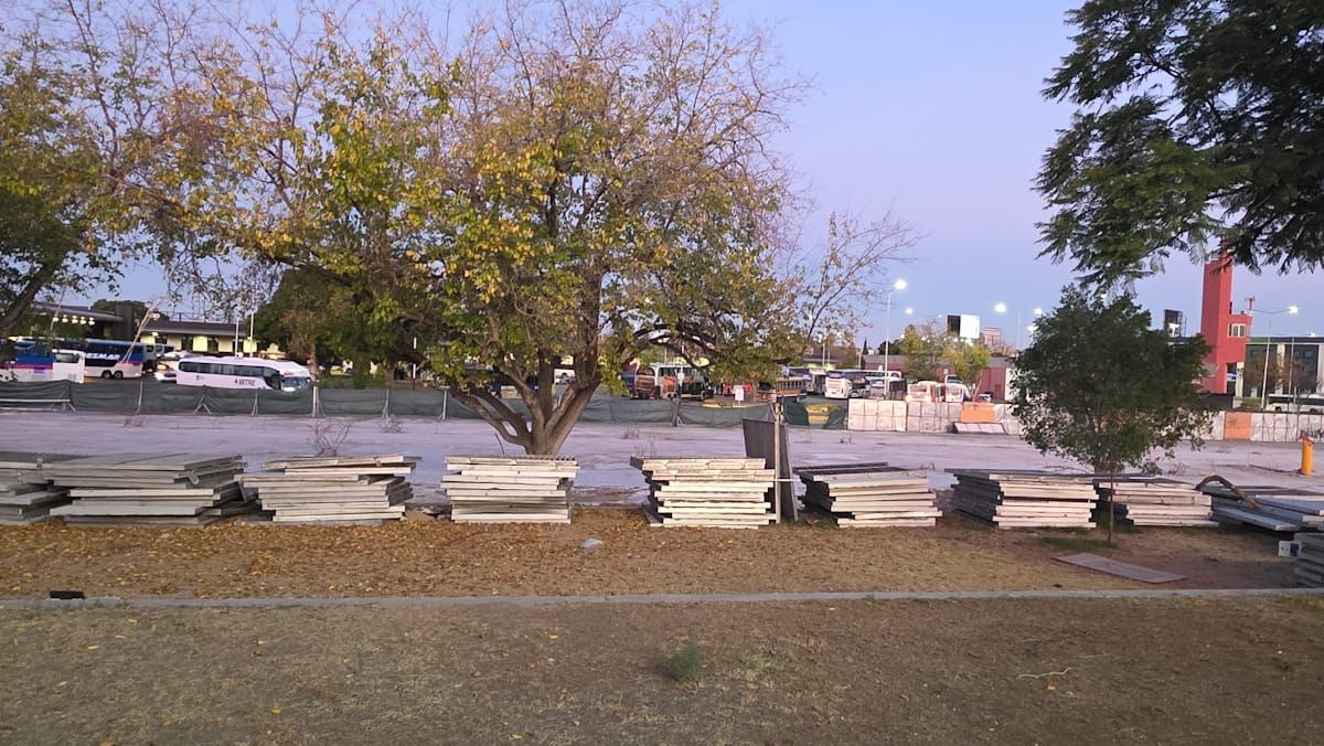 Tras la demolición, el sector oeste de la Terminal de Ómnibus se apresta al inicio de la nueva obra que quiere acoplar lo comercial al turismo. Tras la demolición, el sector oeste de la Terminal de Ómnibus se apresta al inicio de la nueva obra que quiere acoplar lo comercial al turismo.