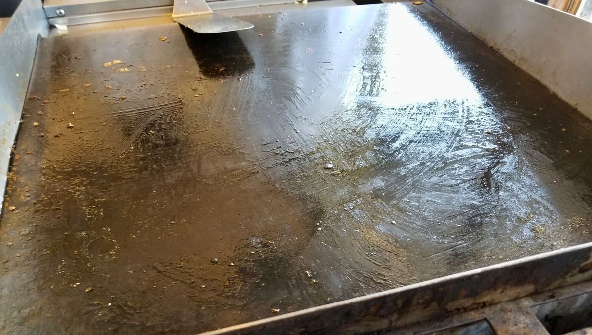 También existen productos específicos para limpiar las planchas y sartenes. También existen productos específicos para limpiar las planchas y sartenes. 