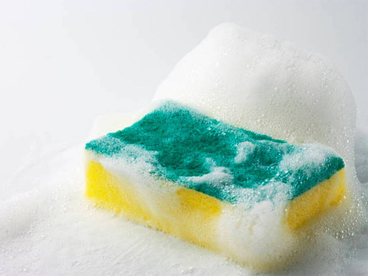 Truco casero con un electrodoméstico: elimina las bacterias de la esponja de lavar los platos Truco casero con un electrodoméstico: elimina las bacterias de la esponja de lavar los platos