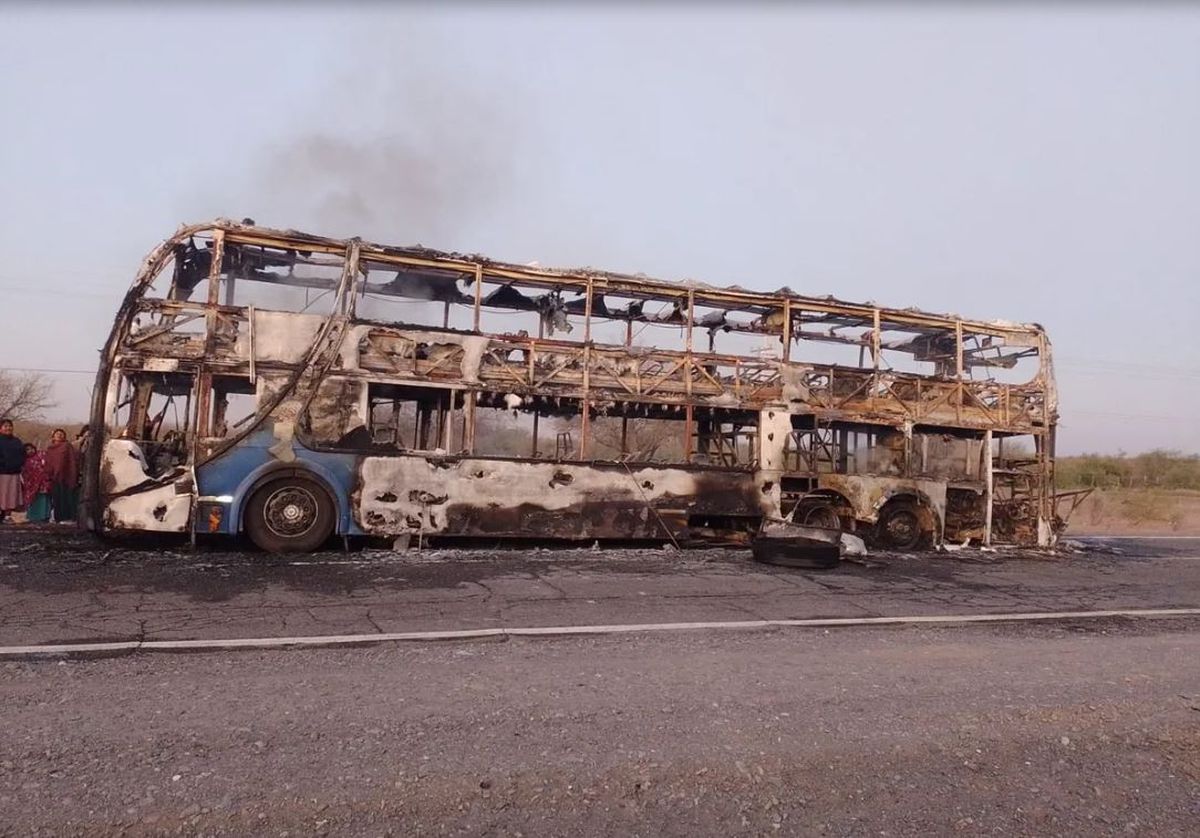 Prendieron fuego un tour de compras porque traía drogas: se fugaron todos los pasajeros. Prendieron fuego un tour de compras porque traía drogas: se fugaron todos los pasajeros.