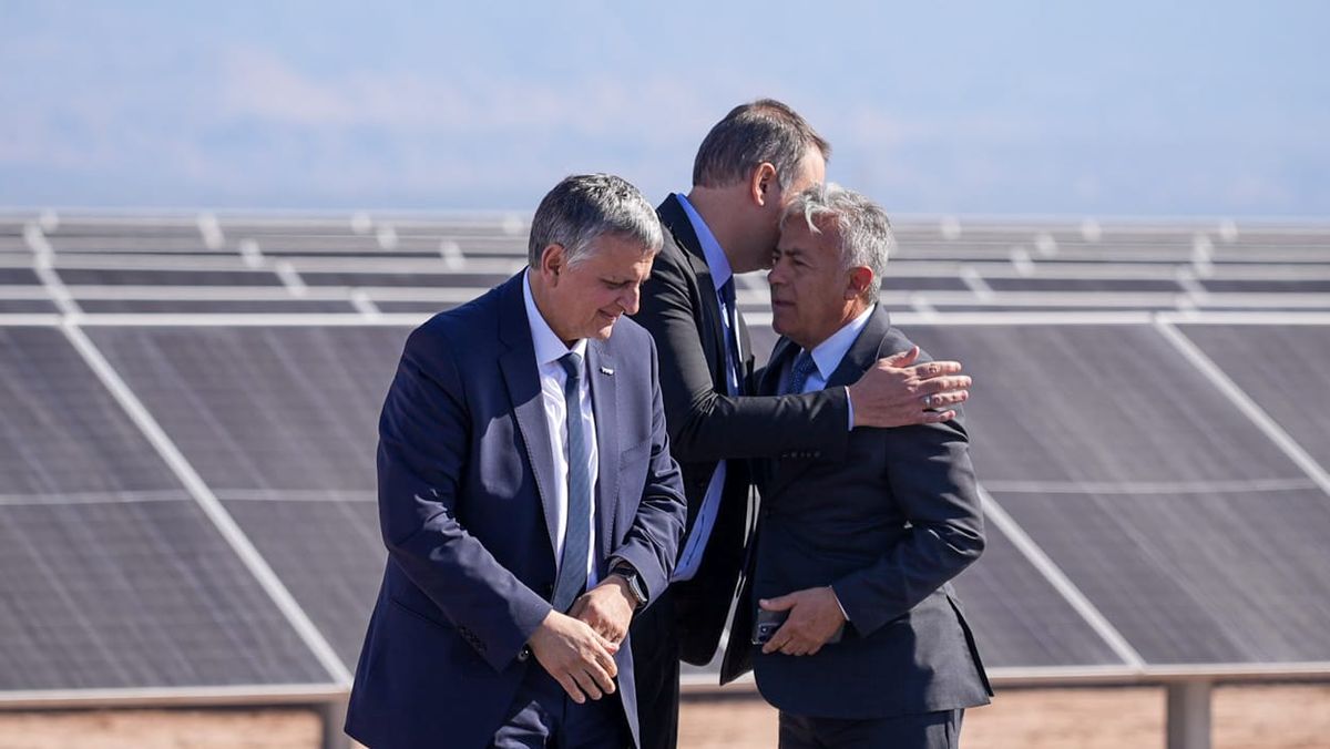 El único momento de complicidad entre Manuel Adorni y Alfredo Cornejo durante la inauguración del parque solar El Quemado. El único momento de complicidad entre Manuel Adorni y Alfredo Cornejo durante la inauguración del parque solar El Quemado.