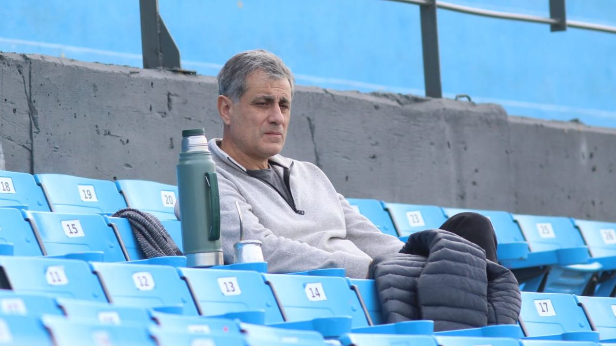 José Mansur en la tribuna del estadio Julio César Villagra de Belgrano, viendo a Godoy Cruz. 