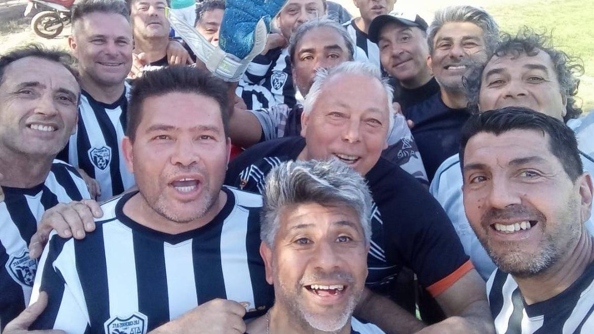 Danilo y la sonrisa de siempre. En la imagen, segundo desde la izquierda. Este sábado murió luego de un infarto en la cancha. Danilo y la sonrisa de siempre. En la imagen, segundo desde la izquierda. Este sábado murió luego de un infarto en la cancha.