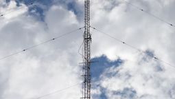 Estaba en una antena y se le desprendió el arnés de seguridad: el estruendo alertó a los vecinos