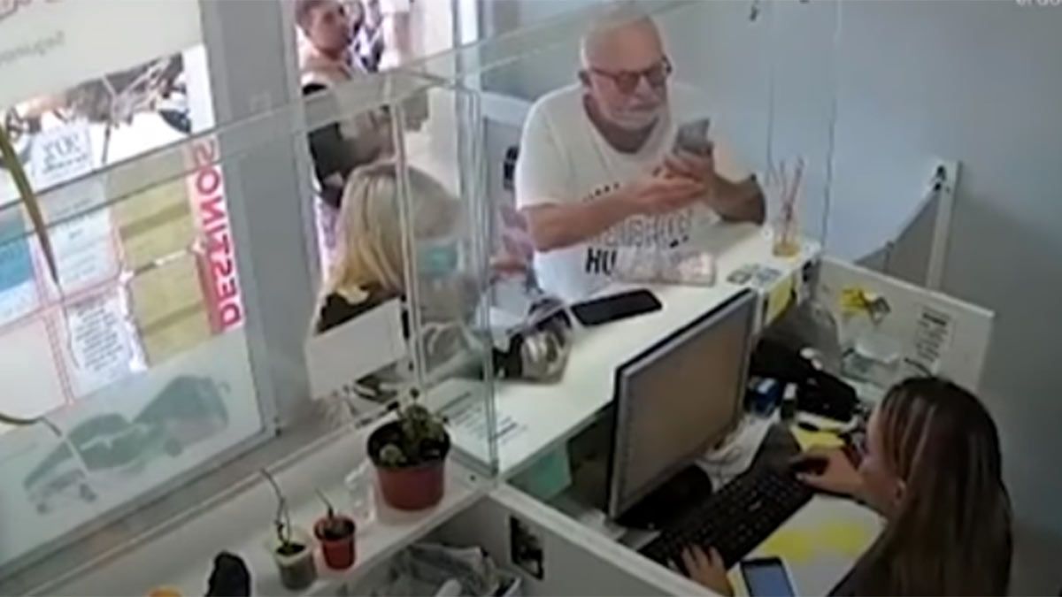 Captura del video en el que el dirigente K agredió a la empleada.