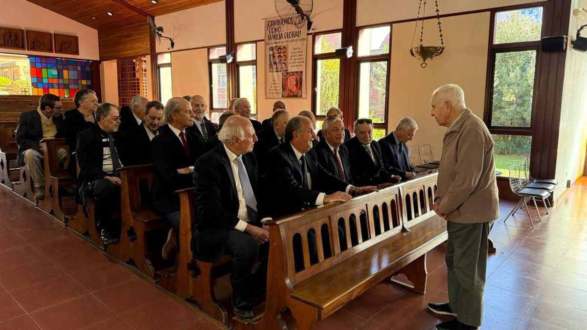 En la capilla, como cuando eran adolescentes. El hermano Renigio, de 91 años, les dio una cálida bienvenida. En la capilla, como cuando eran adolescentes. El hermano Renigio, de 91 años, les dio una cálida bienvenida.